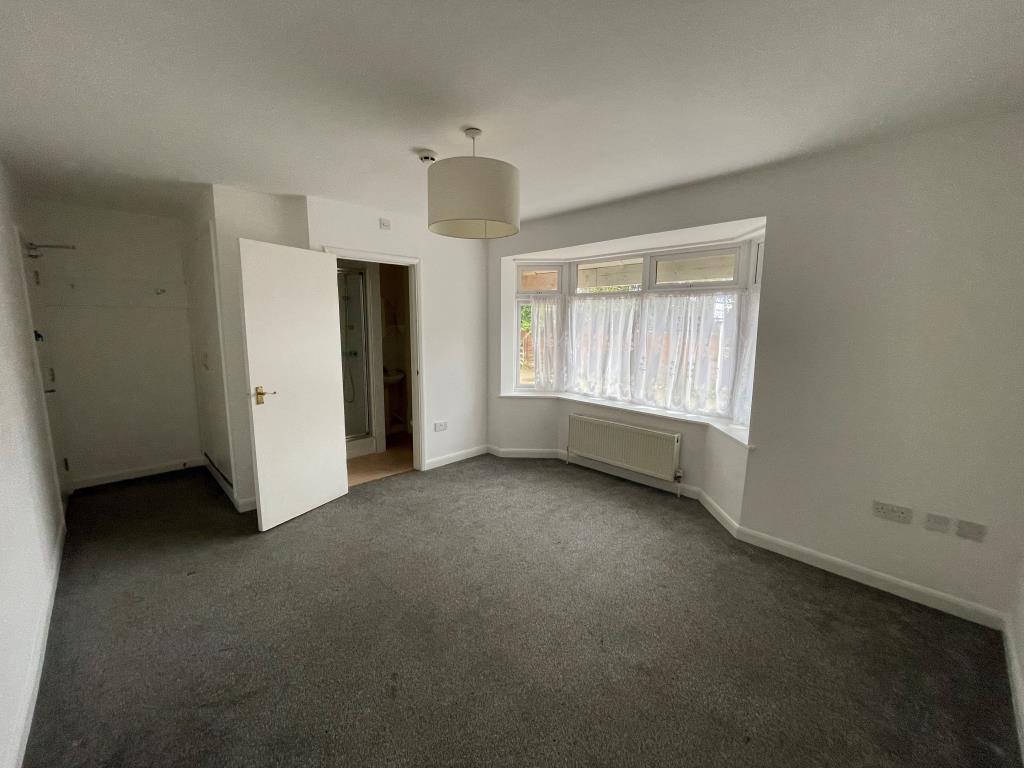 Lot: 15 - SIX LETTING ROOMS ALL WITH EN-SUITES - Bedroom one with en-suite